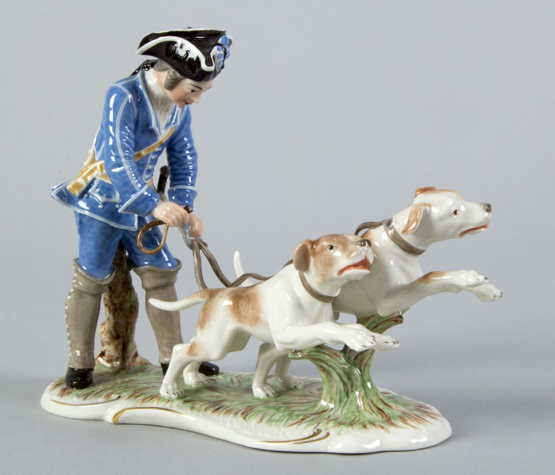 Piqueur mit 2 Hunden aus der "Blauen Jagd"Polychrome Bemalung. Goldstaffage. Gepresstes Raute - Bild 2 aus 4