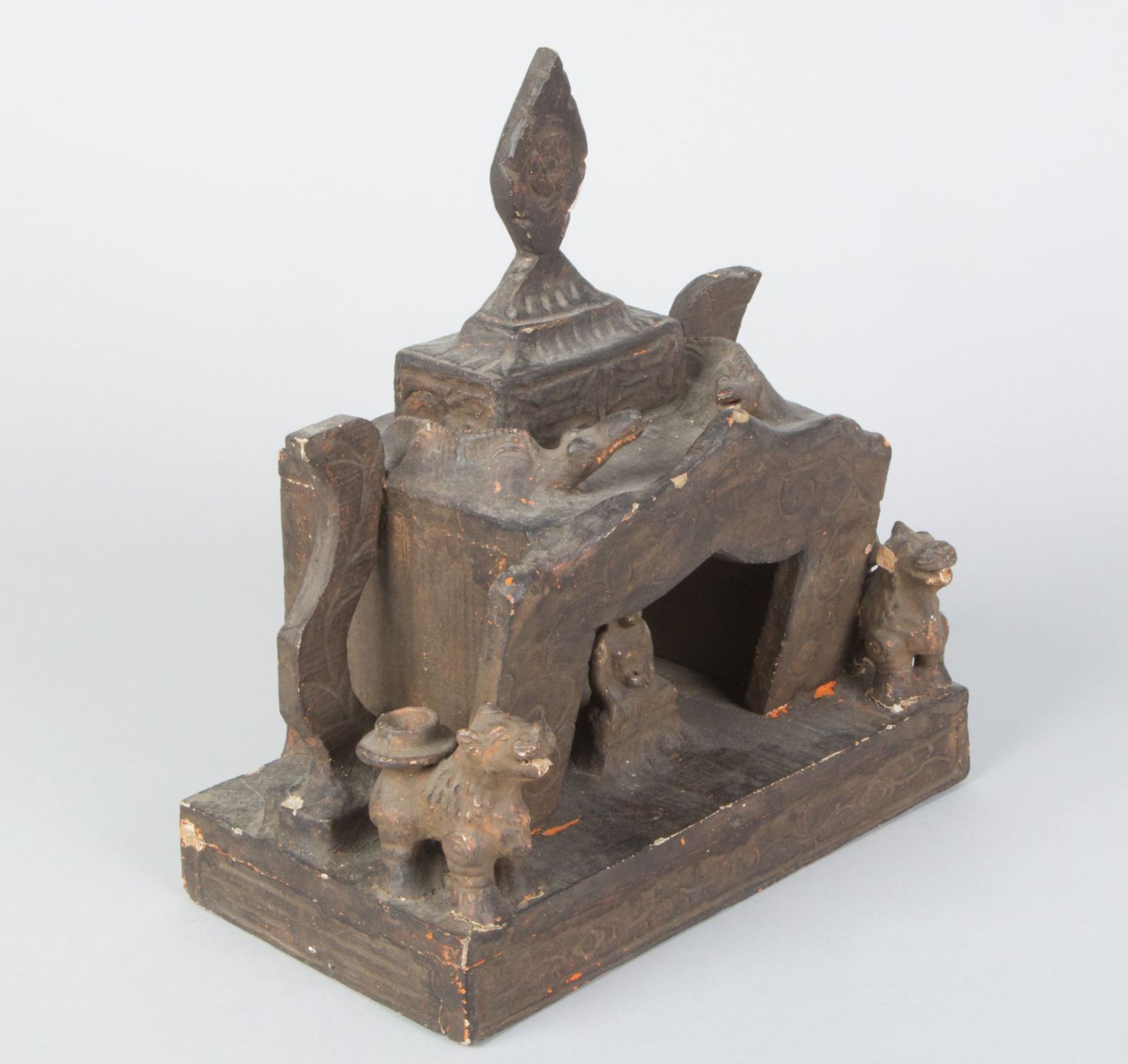 Kleiner HausaltarHolz, geschnitzt und gefasst. Auf rechteckigem Sockel Schrein mit Buddhafigu - Bild 3 aus 3