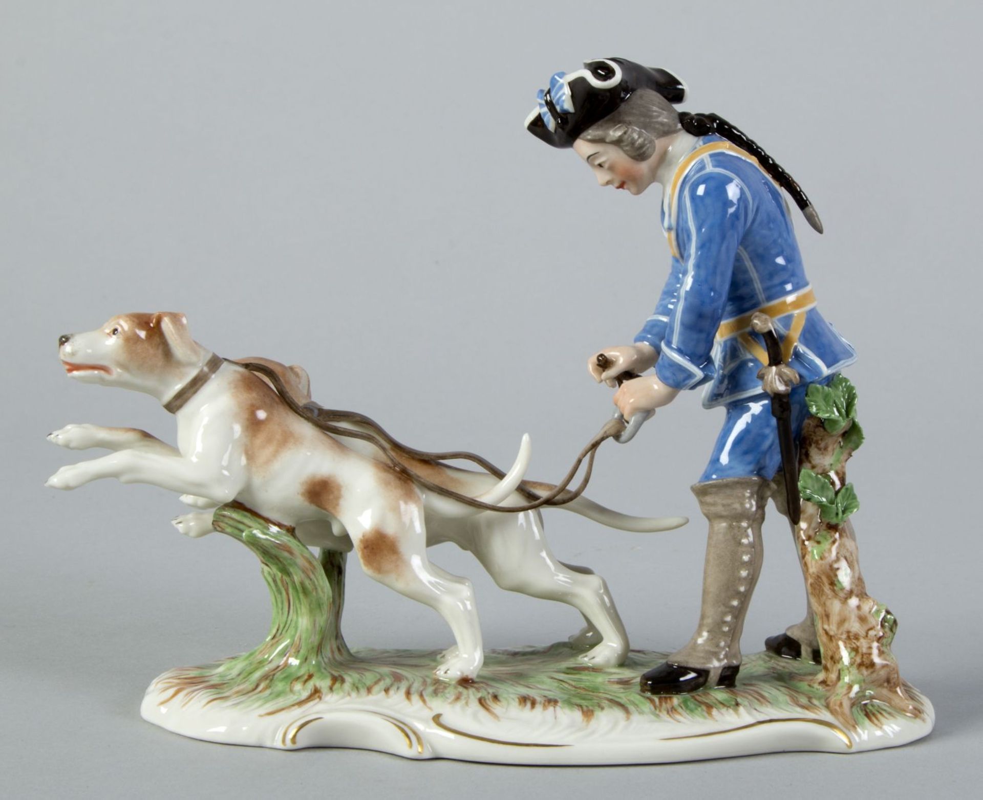 Piqueur mit 2 Hunden aus der "Blauen Jagd"Polychrome Bemalung. Goldstaffage. Gepresstes Raute - Bild 3 aus 4