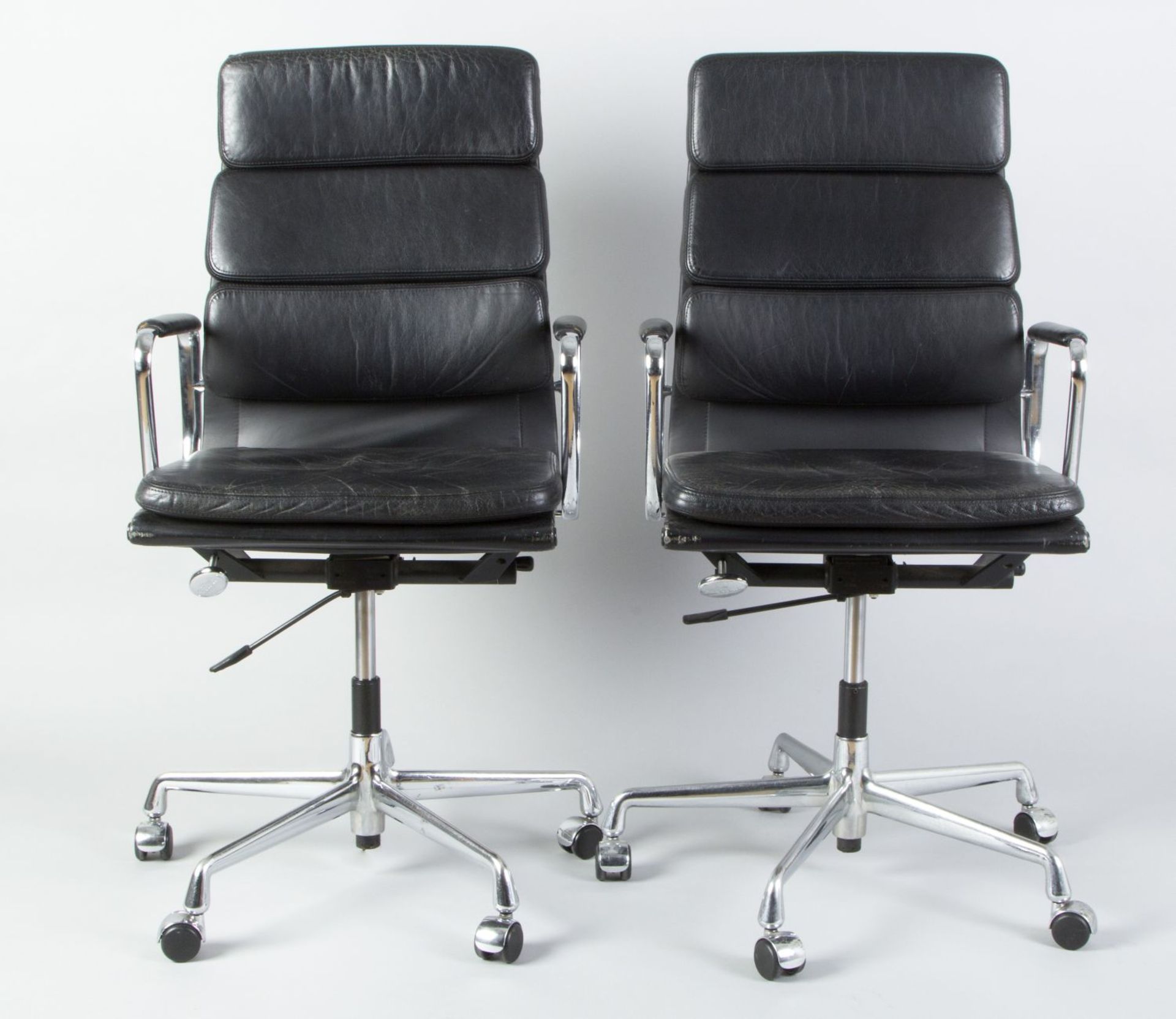 Ein Paar Bürostühle Eames Office ChairVerchromtes Aluminiumgestell, fünfstrahliger Fuß au