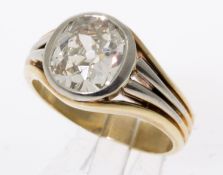 Ring mit großem DiamantenGelbgold und Weißgold 585. Ausgefasst mit leicht kissenförmigem A