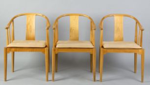 Satz von 3 Armlehnstühlen "The China Chair"Kirschbaum. Gerundete Beine. Halbkreisförmige Le
