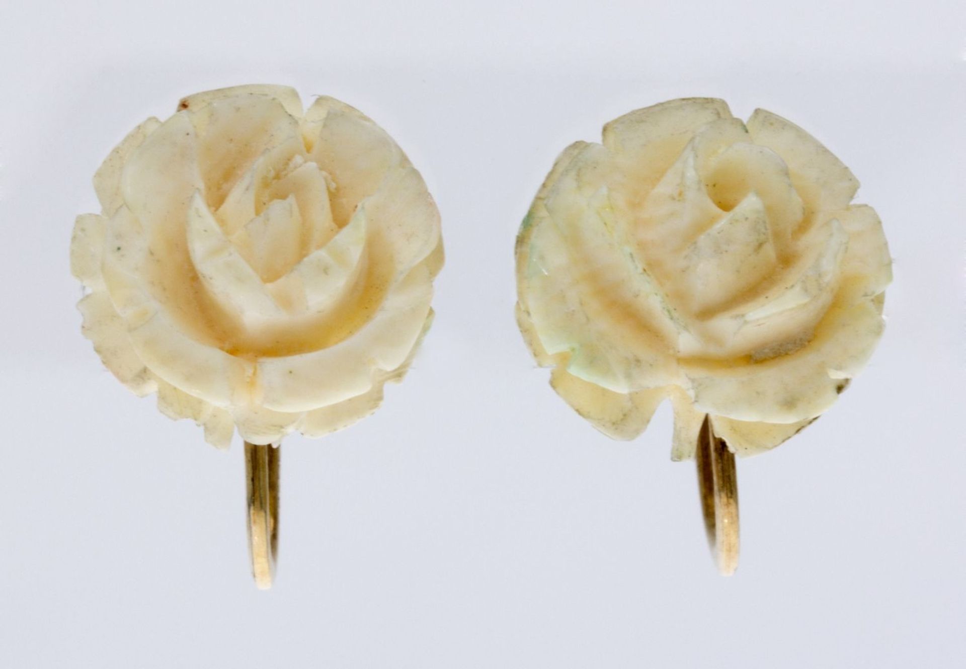 Ein Paar BlütenohrringeGelbgold 585 (geprüft). Blüte aus Elfenbein, geschnitten. Schraubve