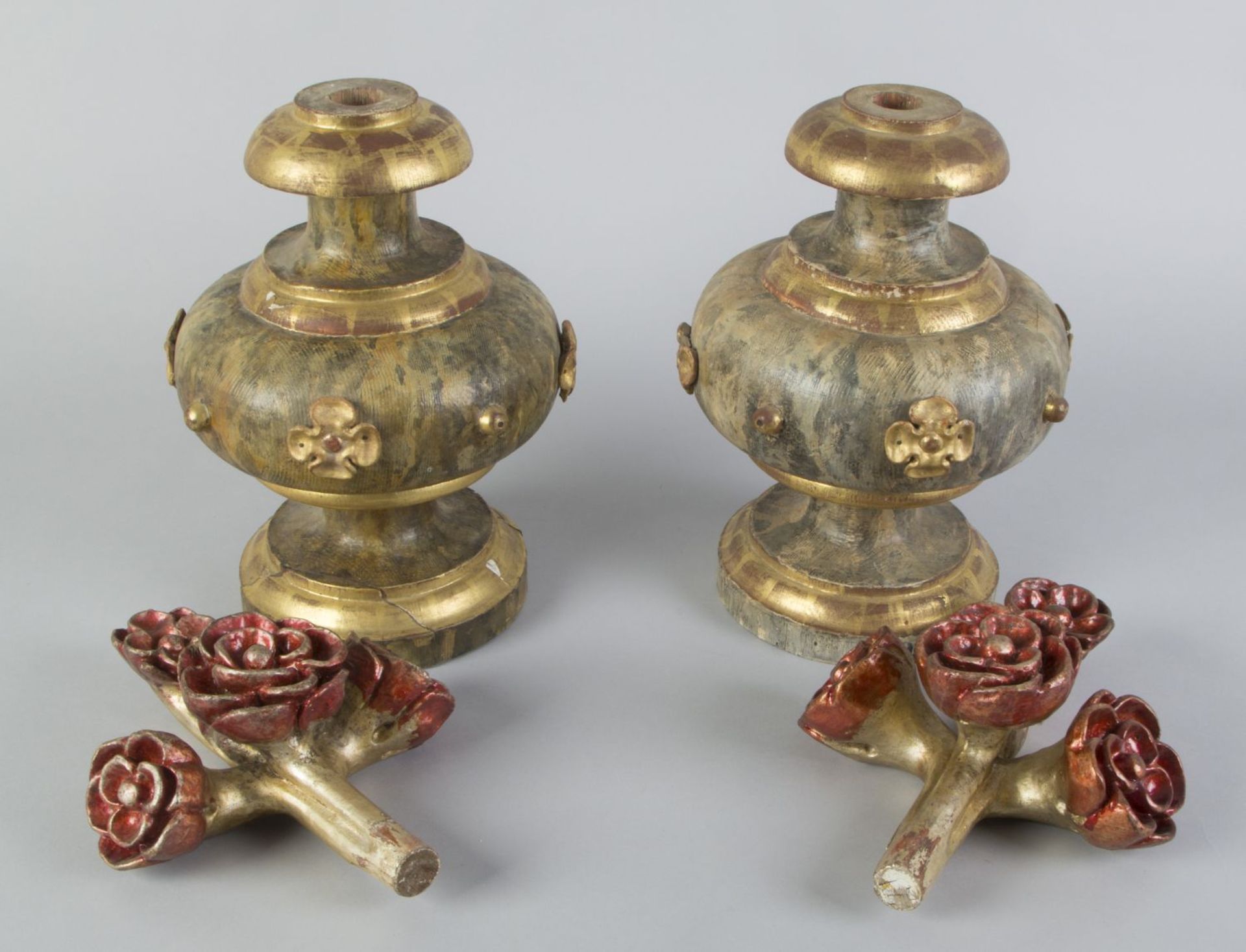 Ein Paar AltarblumensträußeHolz, geschnitzt. Farb- und Goldfassung. Balusterförmige Vasen - Bild 2 aus 2