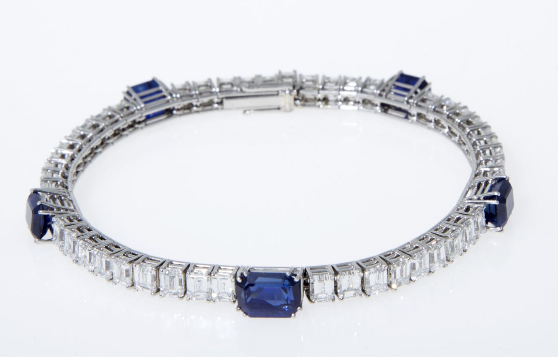 Hochfeines Diamant-Saphir-Riviere-Armband von Juwelier Schilling, StuttgartPlatin. Ausgefasst - Bild 4 aus 6