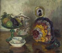 Kisskalt, Alida. 1881 - ca. 1956Stillleben mit Blumen, Obst und Porzellan. Öl/Lwd. Sig