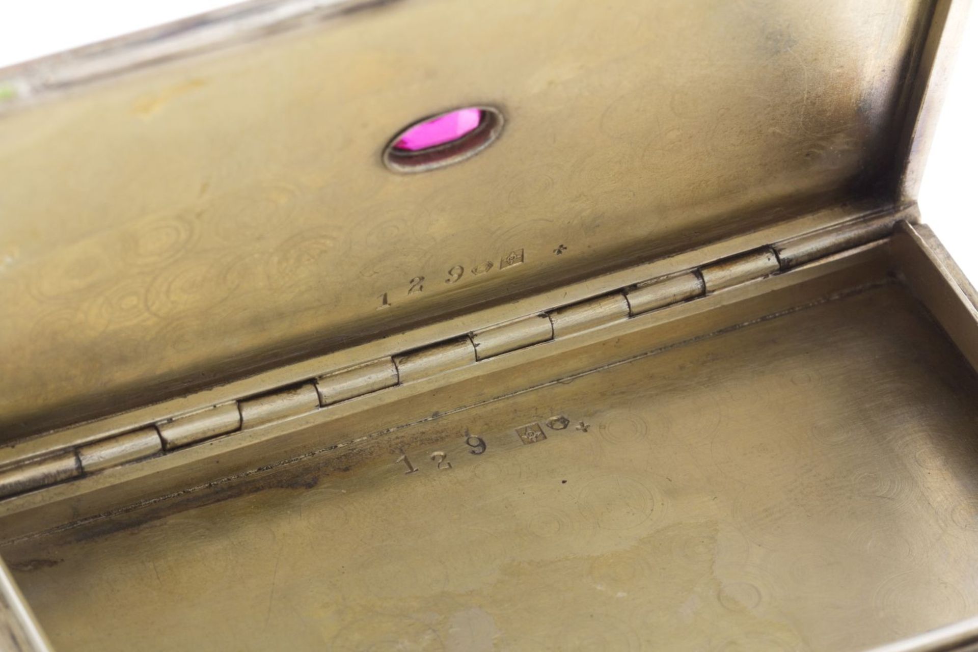 Feine Wiener EmaildoseSterlingsilber, innen vergoldet. Strahlenförmig zulaufender elfenbeinf - Bild 3 aus 3