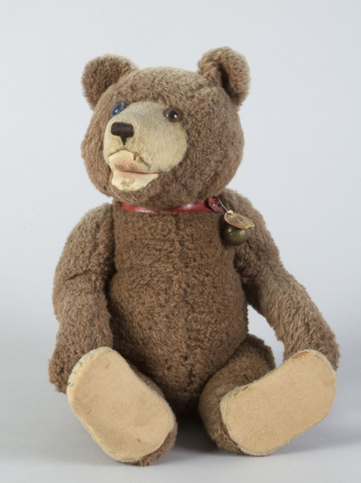 Teddy Baby Braunes Mohairfell. Gegliedert. Hellbraune Pfoten und Maul mit gestickter Nase.