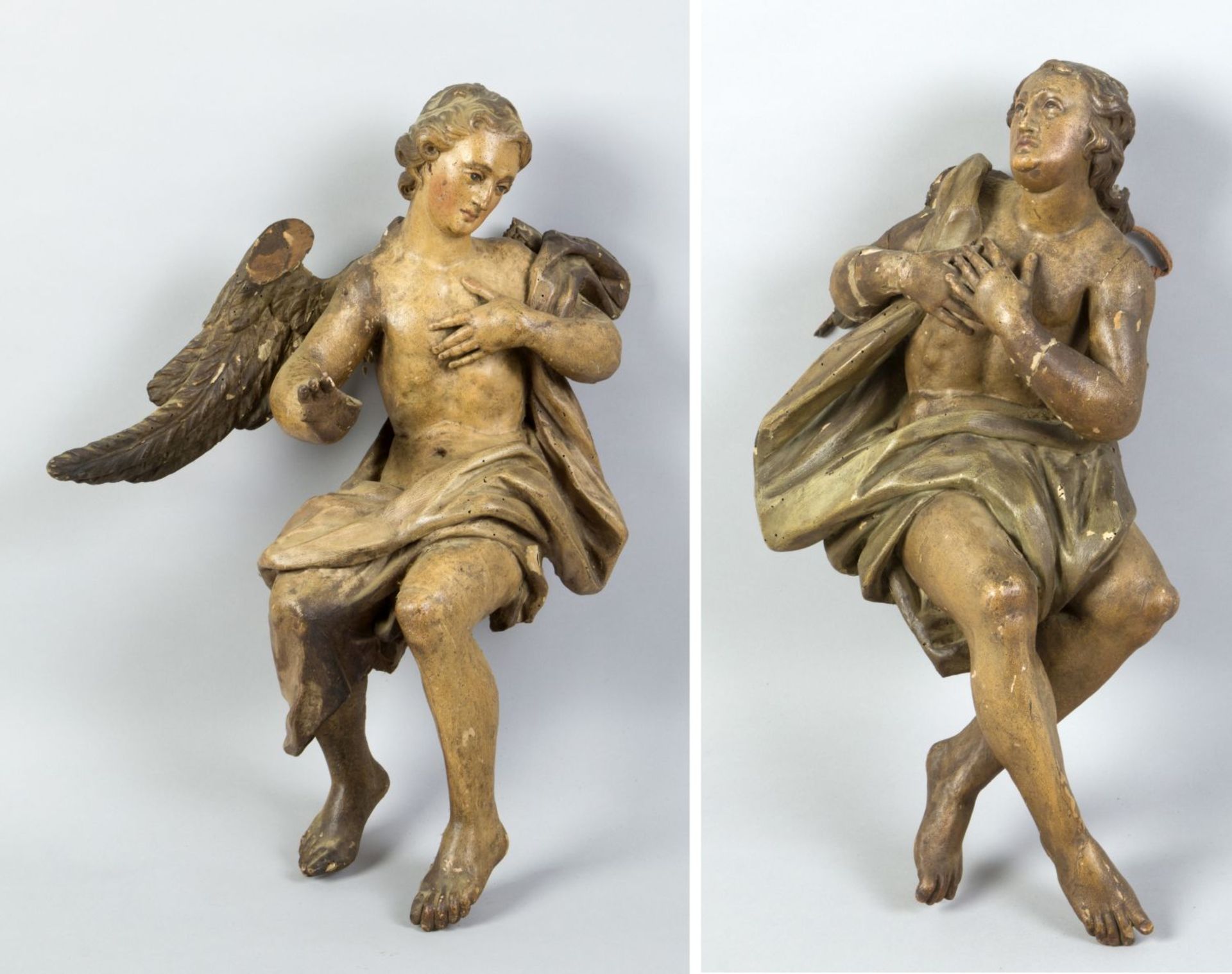 Ein Paar geflügelte EngelHolz, geschnitzt. Farbfassung. In schwebender Haltung. 18. Jh. L. b