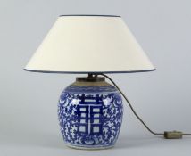 TischlampeChinesische Porzellan-Vase als Stand. 1-flammig. Blau-weiße Unterglasurmalerei. Pa