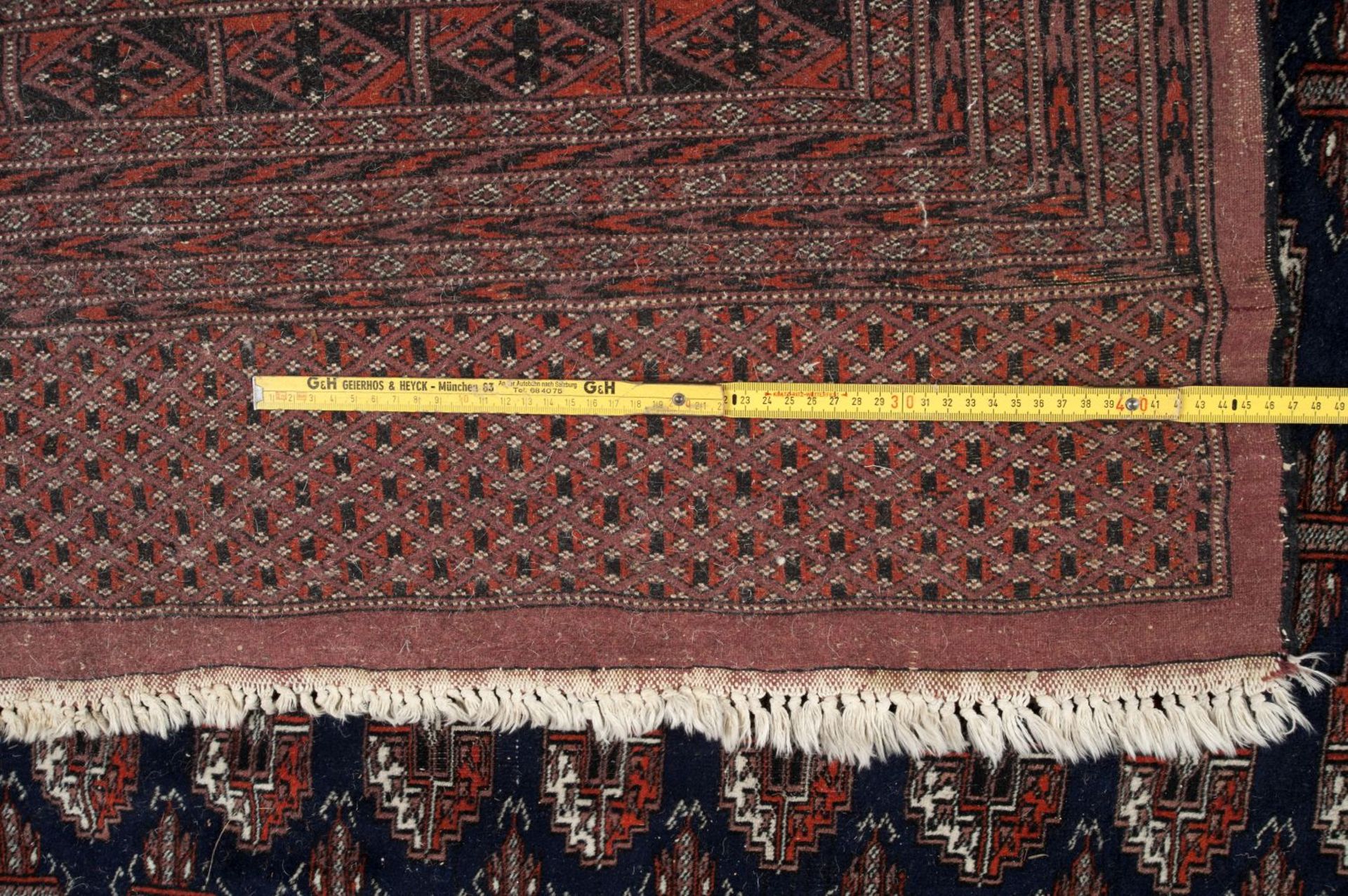 SarykDunkelblaues Mittelfeld mit Göl-Reihen. Turkmenien. 245 x 215 cm. - Bild 2 aus 2