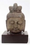 Bodhisattva, Kopf auf Holzsockel, China, Steinguß, z.T. dunkel gefaßt, Ges.-H. 31 cm