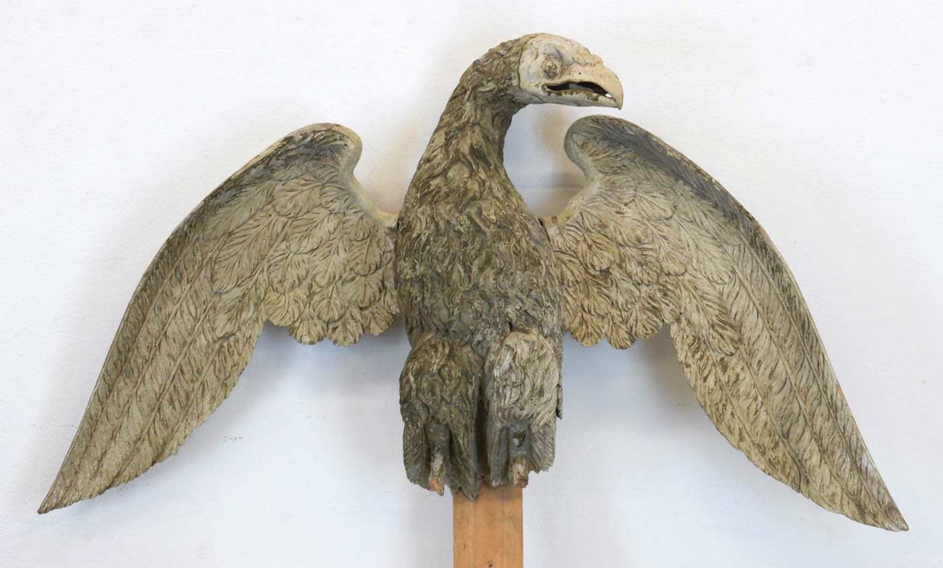 "Preußen-Adler", 18. Jh., Holz, gefasst, Füße fehlen, Gebrauchspuren, H. 46 cm, B. 90 cm