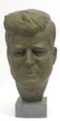 Knudsen, Knud Christian (1916-1998) "Büste von John F. Kennedy", Gips, grün gefasst,rückse