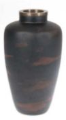 Vase mit Glasüberfang, innen Keramik, matt satiniert, schwarz /rot, wohl Japan,Messing-Rand,