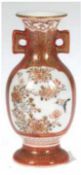 Miniatur-Vase, Japan, Meiji-Periode, Kutani, polychrome Floralmalerei und Golddekor, 2seitl.