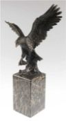 Bronze-Figur "Seeadler mit Fisch", Nachguß 20. Jh., signiert "Burnett", braun patiniert,H. 2