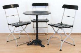 Tisch und 3 Klappstühle, um 1950, Tisch mit gußeisernem Fuß und Marmorplatte, H. 71 cm,Dm.