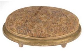 Biedermeier-Fußbank, oval, Holz gold gefaßt, gepolstert, Gobelinbezug, 13x32x24 cm