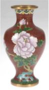 Cloisonné-Vase auf Holzsockel, polychromer Floraldekor auf braunem Grund, Ges.-H. 17 cm