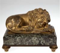 Skulptur "Ruhender Löwe", Bronze, feuervergoldet, 10x21x12 cm, grüner Marmorsockel aufMessi