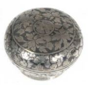 Pillendose, Asien, Silber, geprüft, ca. 26 g, florales Relief mit schwarzer Emaille, H. 3cm,