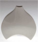 KPM-Vase, Brückenform, weiß glasiert, unterseitig, gemarkt, H. 13,5 cm