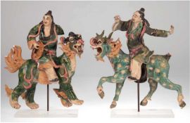 2 Drachenreiter, halbplastisch, China, 19. Jh., Keramik, polychrom glasiert, defekt, wohlTeil