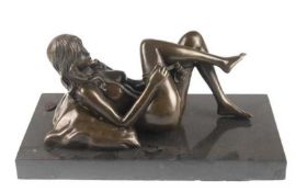 Bronze-Figur "Liegender weiblicher Akt beim Auskleiden", Nachguß 20. Jh., signiert "J.Mavchi