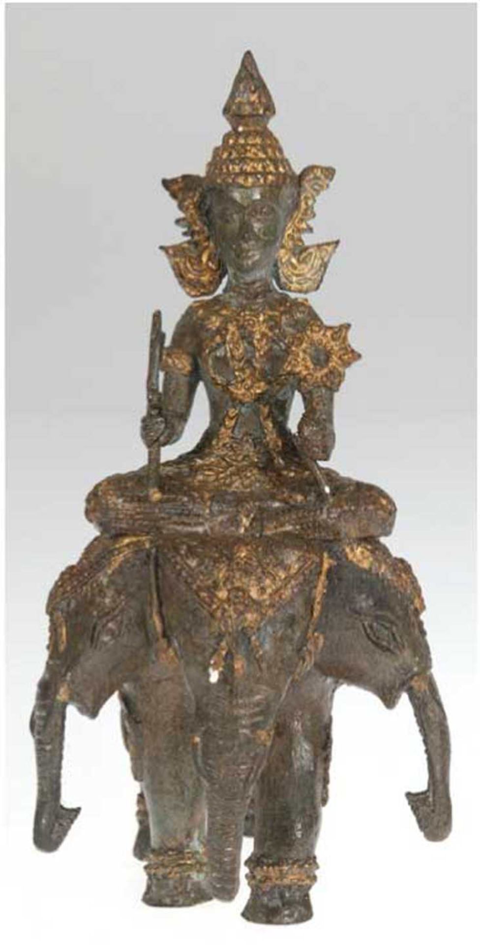 "Buddha auf dreiköpfigem Elefant", Guß, mit Goldmalerei, Gebrauchspuren, H. 23 cm