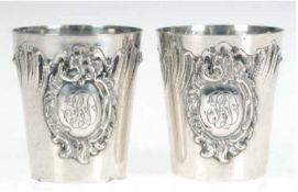 2 Schnapsbecher, Silber geprüft, ca. 40 g, Rocaillenverzierung mit Monogrammkartusche, H.4 c