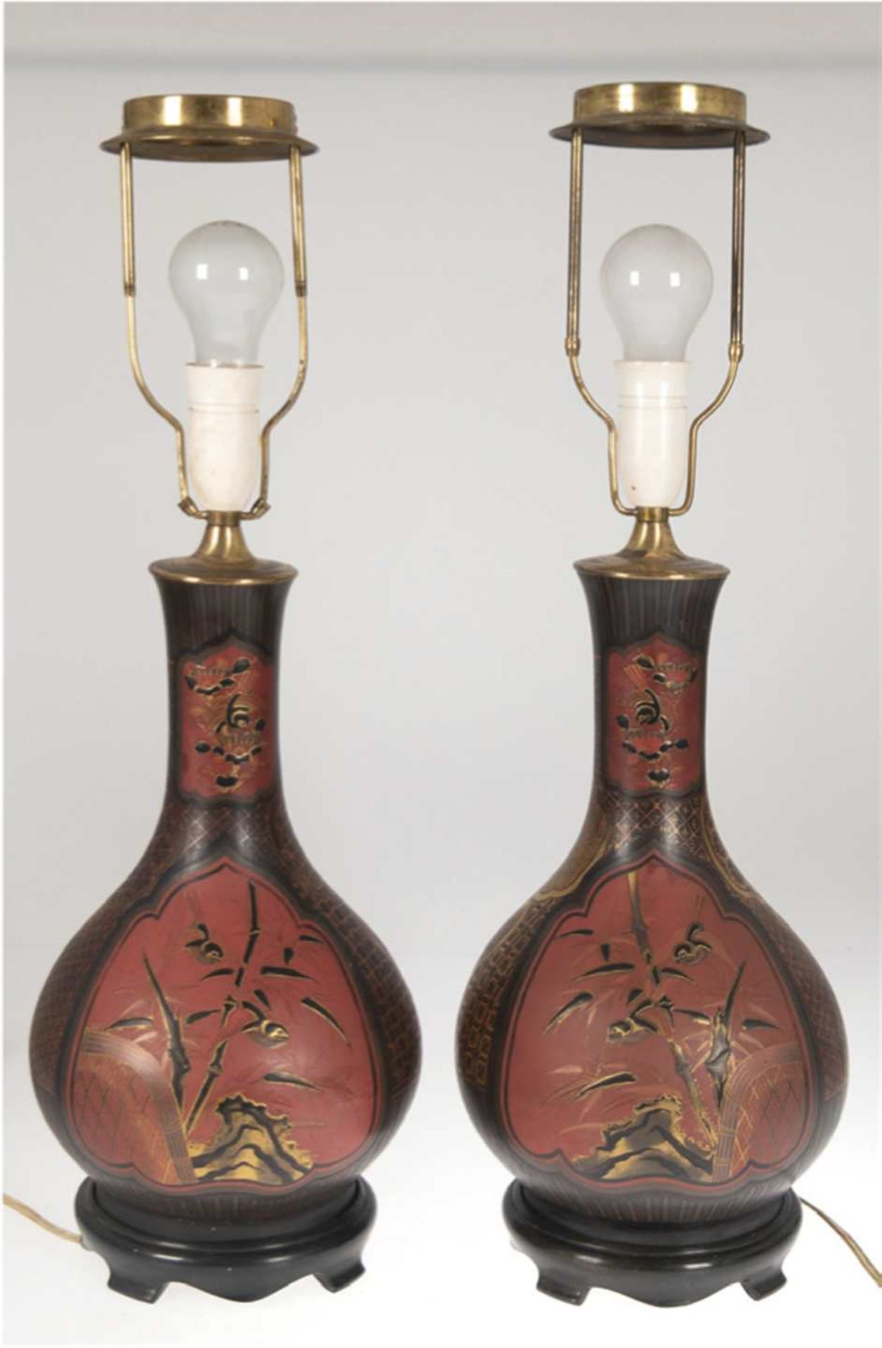 Paar Lampenfüße, Japan wohl Meiji-Periode, stark gebauchter Porzellan-Korpus mit Vogel-und