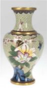 Cloisonné-Vase, um 1970, polychromer Floral- und Vogeldekor auf grünem Grund, H. 23,5 cm