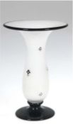 Jugendstil-Vase, Loetz, Entwurf um 1915 von Dagobert Peche, Milchglas mit schwarzemBlumendeko