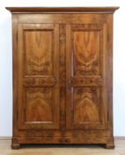 Biedermeier-Schrank, Nußbaum auf Eiche furniert, 2türiger Korpus mit geraden Profilgesims,v