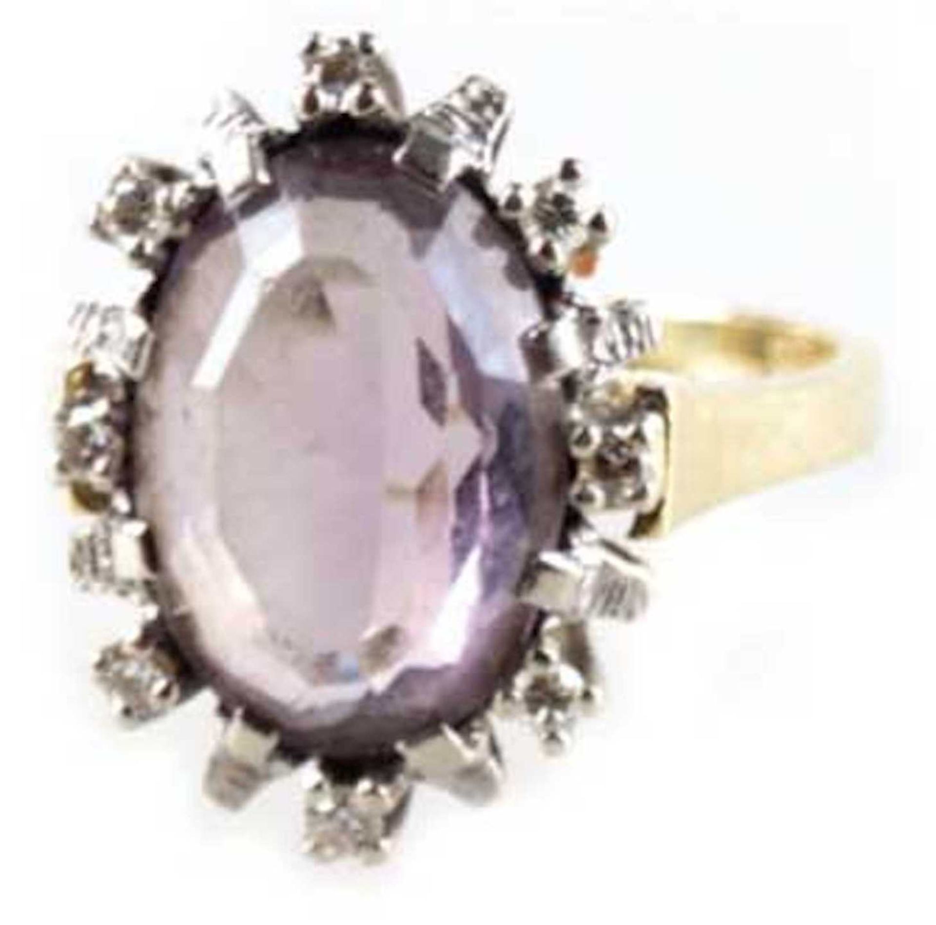 Amethyst-Brillant-Ring, 585er GG/WG, besetzt mit ovalem Amethyst von 4,91 ct und einerEntoura