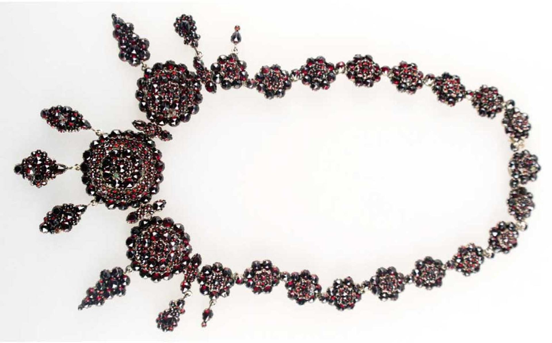 Granat-Collier, Böhmen um 1840, Tambak-Fassung, rosettenförmige Glieder, Schauseite mit