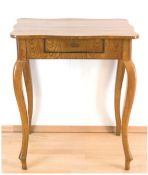 Biedermeier-Tisch, süddeutsch um 1830, Esche furniert, 1 Schubfach in der Zarge, 4-seitigges