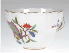 Große Meissen-Tasse, Chinesischer Schmetterling, bunt mit Kupferfarben, Goldrand, NeuerAussc