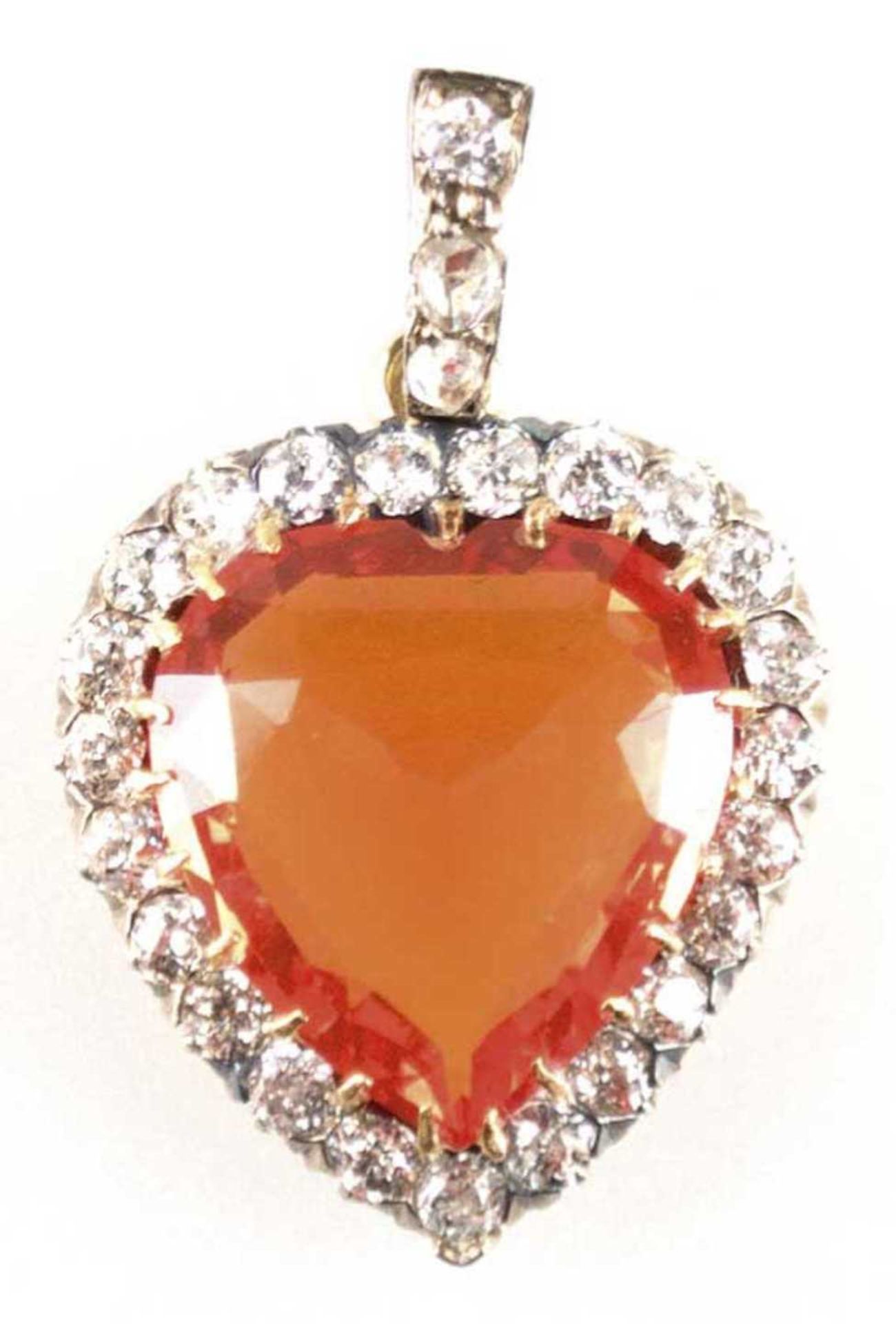 Feueropal-Anhänger, in Herzform, 585er GG, natürlicher Opal-Solitär von 7 ct., orange wird