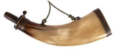 Pulverhorn, 19. Jh., Horn mit Messingmontierung, L. 24 cm