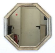 Spiegel, 20. Jh., profilierter Holzrahmen, silber gefaßt, 8-eckige Form, 70x70 cm