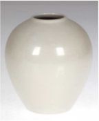 KPM-Vase, bauchige Form, weiß glasiert, unterseitig gemarkt, H. 14 cm