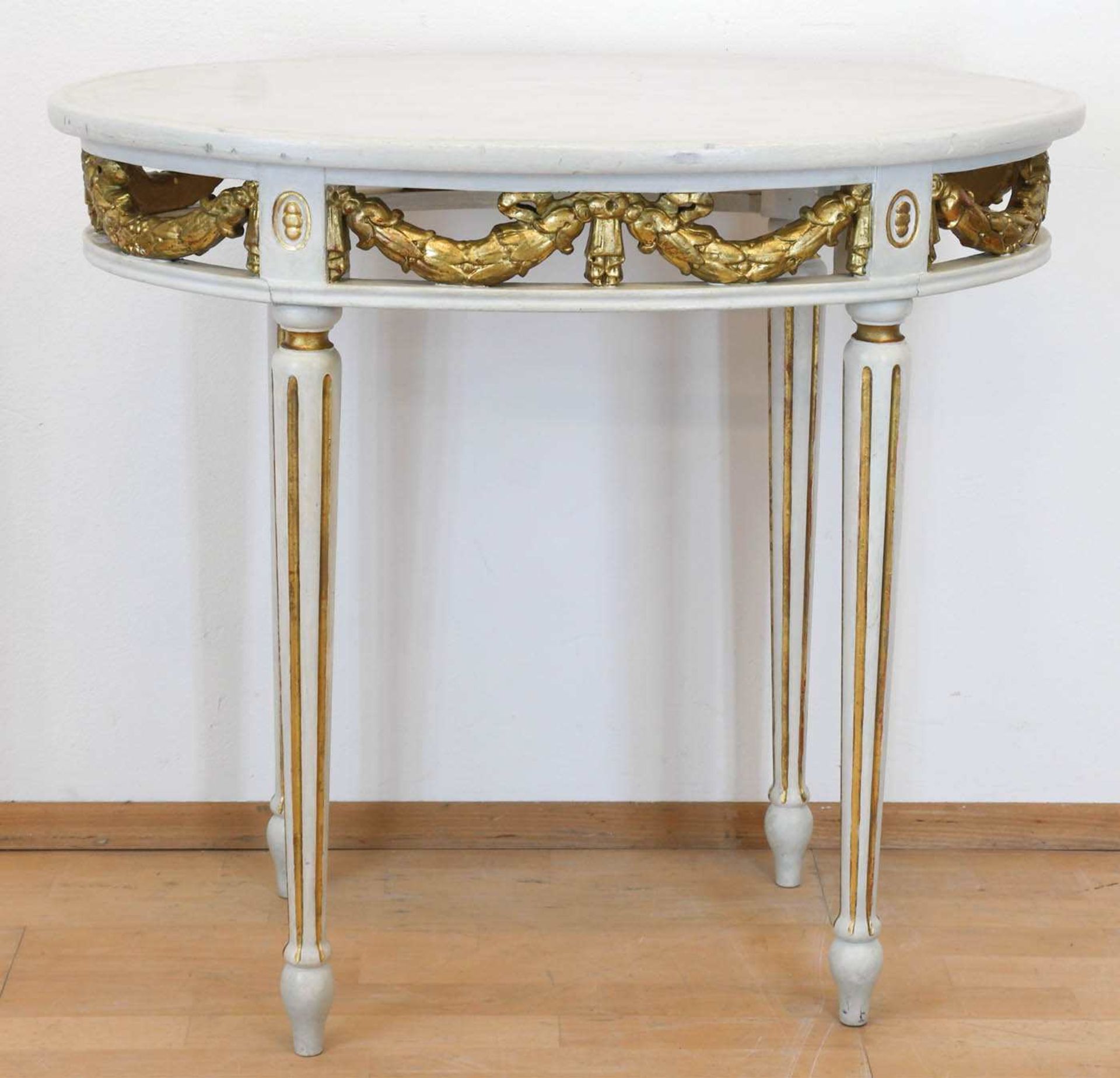 Empire-Tisch, Berlin um 1800, weiß gefaßt, patiell vergoldet, konische, kannelierte Beine,o