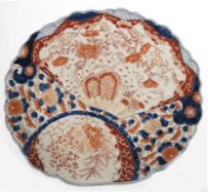 Imari-Platte, um 1900, ovale Muschelform, eisenrote und kobaltblaue Floralmalerei, 33x37cm