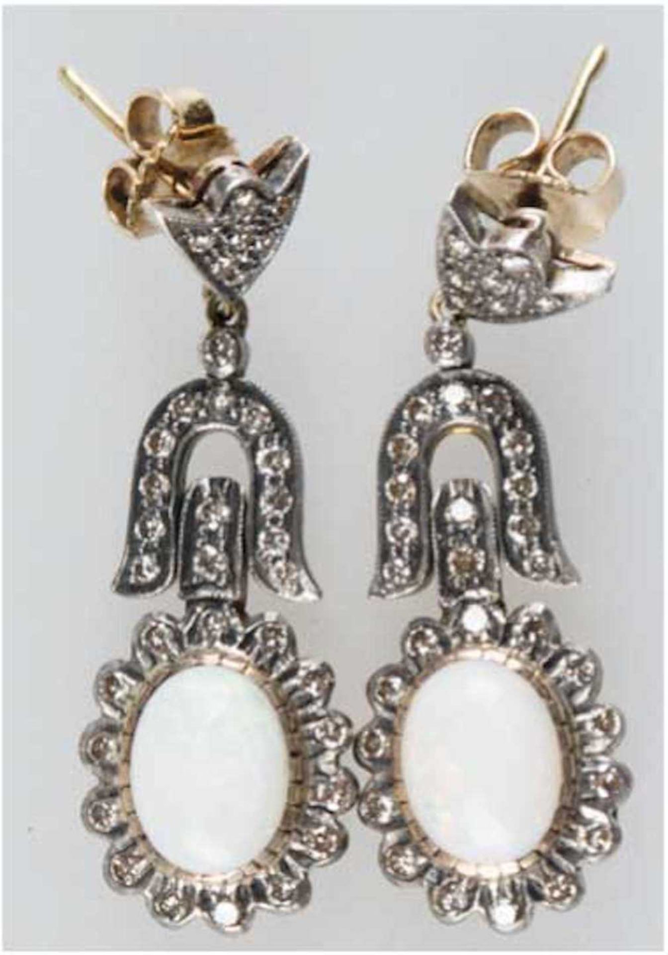 Ohrringe, 750er GG und Silber, Opale 3,0 ct., Brillanten 1,03 ct., Länge ca. 3,7 cm, Gew.7,