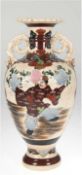 Chinesische Bodenvase, sign., polychrom bemalt, florale Motive und Darstellung vonKriegern, k