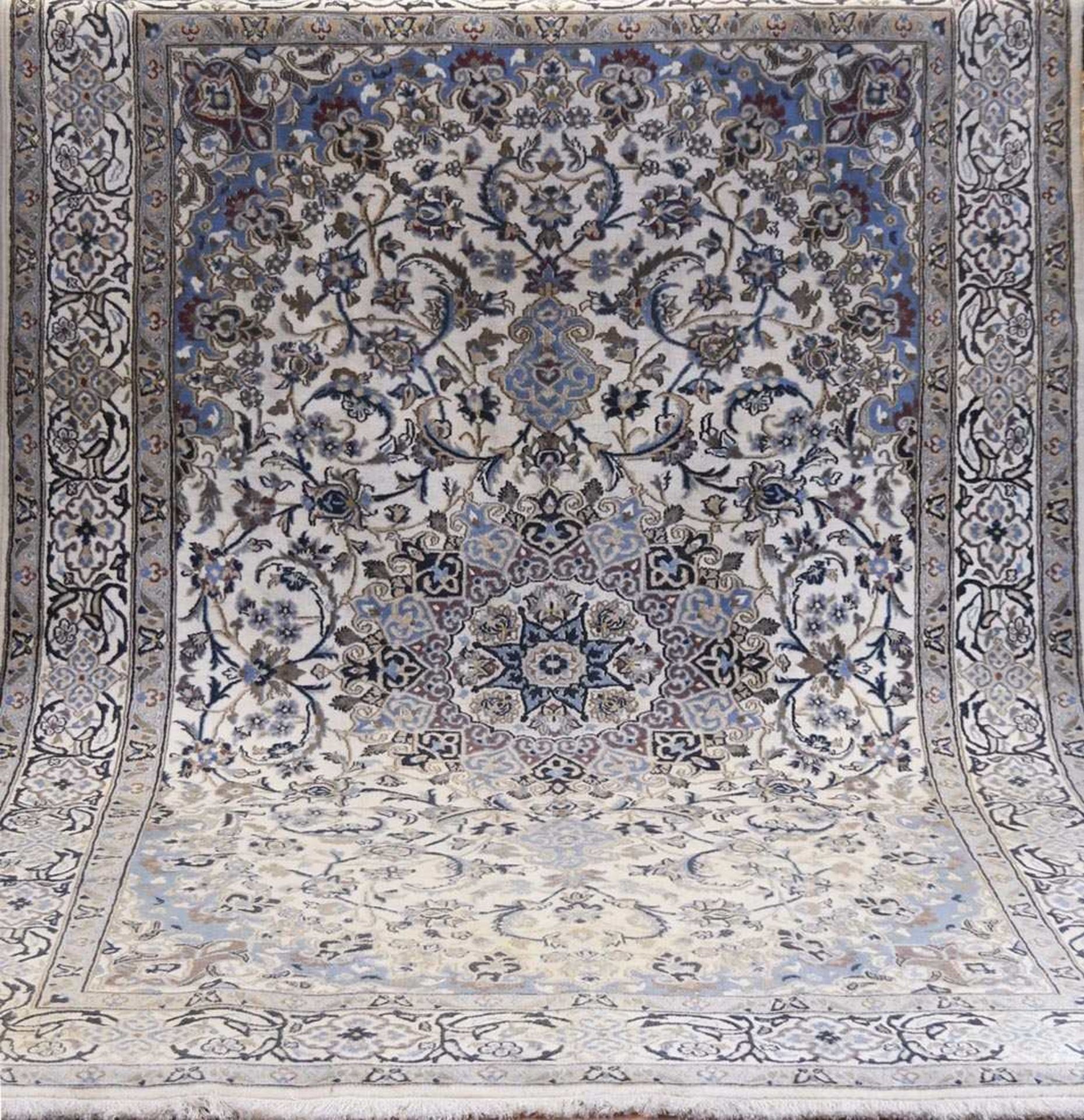 Persischer Nain, mit Seide, hellgrundig, zentrales Medaillon, mit floralen Motiven, 1Hälfte