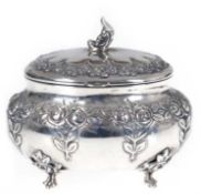 Zuckerdose, Schweden, 835 Silber, punziert, ca. 161 g, ovoide Form mit Rosenrelief, untermBod