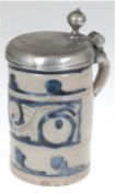 Walzenkrug mit Zinndeckel, Westerwald 2. Hälfte 18. Jh., ornamentaler Blau- und Ritzdekor,De